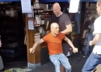 VIDEO: Fittie in Amsterdam loopt compleet uit de hand: omstanders filmen alles