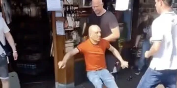 VIDEO: Fittie in Amsterdam loopt compleet uit de hand: omstanders filmen alles