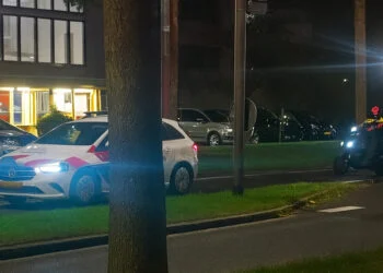 VIDEO: Agent pakt scooter af en maakt zichzelf belachelijk met verboden stunt op straat