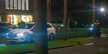 VIDEO: Agent pakt scooter af en maakt zichzelf belachelijk met verboden stunt op straat