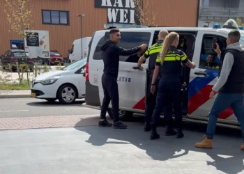 VIDEO: Twee mannen intimideren vrouwelijke agent, maar agenten grijpen genadeloos in