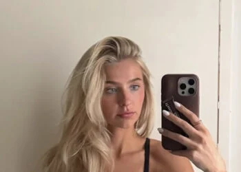 OEPS: Danique Hosmar deelt spiegelselfie in badpak vanuit de kleedkamer