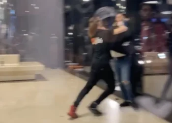 VIDEO: Vrouwelijke medewerkster doner-zaak in Amsterdam gaat los op een klant