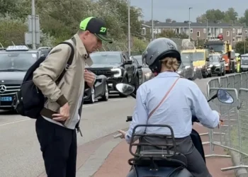 VIDEO: Nico Hulkenberg scoort rit op scooter om op tijd bij privéjet van Max Verstappen te zijn
