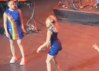 OEPS: Julia Boschman van K3 haalt verkeerde dansmoves naar boven tijdens show