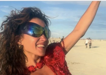 FOTO: Katja Schuurman trekt aandacht met gewaagde (rode) look op Burning Man