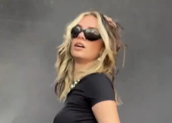 VIDEO: Zangeres Maan laat zich helemaal gaan op het podium, filmert filmt lekker door