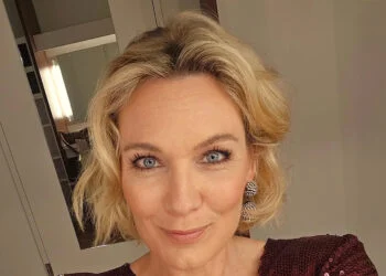 FOTO: Presentatrice Marlijn Weerdenburg deelt zittende foto in bikini op het strand