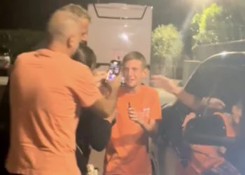 VIDEO: Twee jonge fans in tranen nadat Max Verstappen vertrekt in auto in Monza