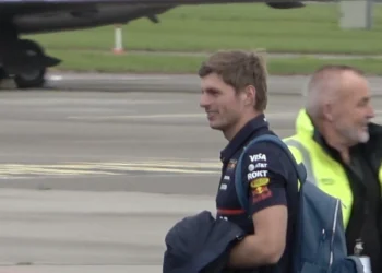 Toffe beelden: Max Verstappen vertrekt per helikopter en privéjet uit NL