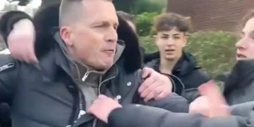 VIDEO: Mercedes-bestuurder is vervelende MBO-leerlingen zat en deelt flink uit