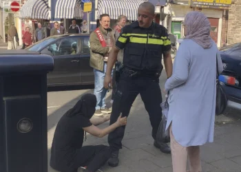VIDEO: Discussie om knetterharde ingreep van politieagent tegen twee vrouwen met hoofddoek in Utrecht