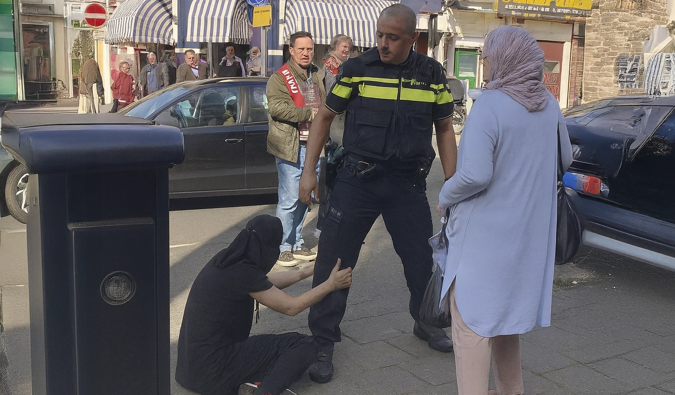 VIDEO: Discussie om knetterharde ingreep van politieagent tegen twee vrouwen met hoofddoek in Utrecht