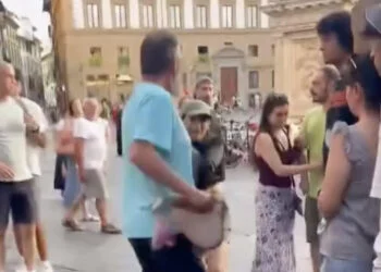 VIDEO: Toerist grijpt zakkenroller op heterdaad en laat pas los als ze spullen teruggeeft