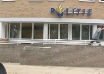 VIDEO: Twijfelachtig optreden agenten: man gooit stenen richting politieagent, niemand grijpt in