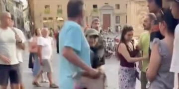 VIDEO: Toerist grijpt zakkenroller op heterdaad en laat pas los als ze spullen teruggeeft