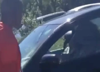 Heftige beelden: Moeder wil dochter beschermen na pestgedrag, stapt uit, wordt zelf mishandeld door hangjeugd