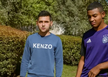 VIDEO: Twee gastjes vallen vrouw lastig in het park maar omstander heeft perfecte oplossing