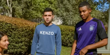 VIDEO: Twee gastjes vallen vrouw lastig in het park maar omstander heeft perfecte oplossing