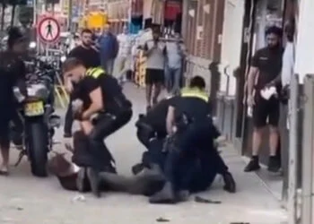 VIDEO: Oom agent is wel klaar met zachte handjes en grijpt genadeloos in op straat