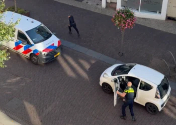 Heftige beelden: ontsnapte verdachte veroorzaakt botsing met politieauto