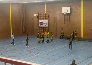 VIDEO: Scheidsrechter zwaar belaagd tijdens zaalvoetbalwedstrijd: beelden gaan rond