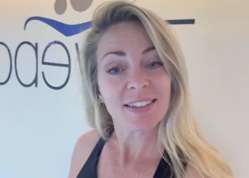 VIDEO: ‘Kim de Zwemjuf’ uit Alkmaar laat TikTok ontploffen en maakt zwemles weer populair