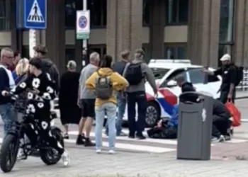 VIDEO: Man werkt eigenhandig verdachte naar de grond op zebrapad, politie arriveert later
