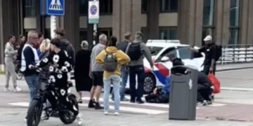 VIDEO: Man werkt eigenhandig verdachte naar de grond op zebrapad, politie arriveert later