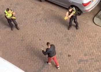 VIDEO: Keiharde aanhouding zorgt voor woede: ”Moet hij niet terug op cursus?”