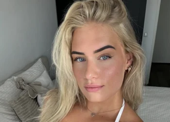 FOTO’S: Alice Kappenburg (van Big Brother) showt witte lingerie na het sporten