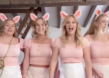 VIDEO: Dames bezoeken K3-reunie en delen beelden in biggetjes-pakjes