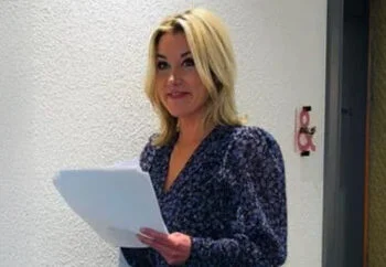 OEF: Carrie ten Apel (dochter van) deelt per story nog een aantal fraaie beelden in haar Televizier-jurk