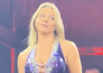 VIDEO: Emma Heesters doet optreden in kort jurkje, op eerste rij zitten is geen straf