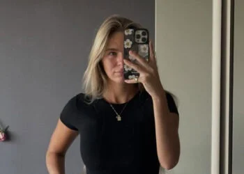 FOTO: Lies Zhara van Expeditie Robinson deelt foto in bodysuit in haar slaapkamer