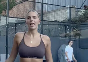 VIDEO: Lies Zhara verschijnt op padelbaan in een minuscuul pakje