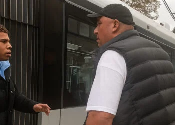 VIDEO: Hangjeugd valt oude vrouw met kinderwagen aan: grote Marokkaanse man doet wat niemand verwacht