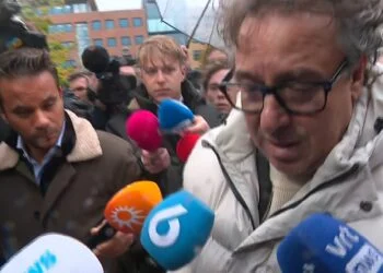 VIDEO: Marco Borsato arriveert bij de rechtszaal en maakt een verslagen indruk