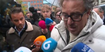 VIDEO: Marco Borsato arriveert bij de rechtszaal en maakt een verslagen indruk