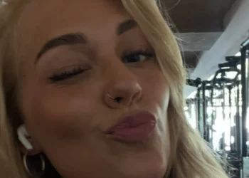 FOTO: Marijn Kuipers laat niets aan de verbeelding over met bikinifoto op Mallorca