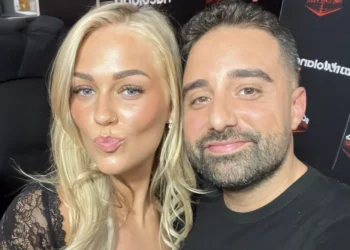 VIDEO: Marijn Kuipers trekt alle ogen met haar jurk tijdens Boxing Influencers