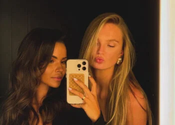 Oeps: Monica Geuze laat net iets te veel zien in pashok-selfie met Romee Strijd