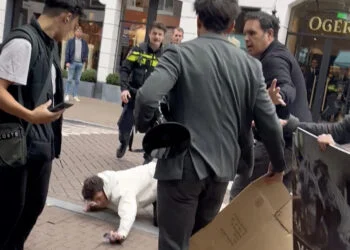 VIDEO: Minderjarige jongen tegen de grond geschopt door volwassen vent bij protest om vacht en leer in Amsterdam