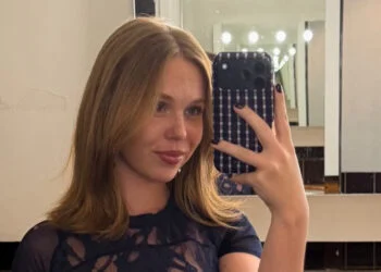 OEF: TikTokster Rhode Kok deelt gewaagde kleedkamerfoto in doorschijnende top