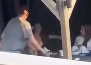 Heftige beelden: Vader en dochter krijgen slaande ruzie voor draaiende camera