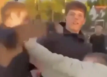 VIDEO: Jongens gaan op de vuist, grote gast komt tussenbeide maar krijgt zelf klappen