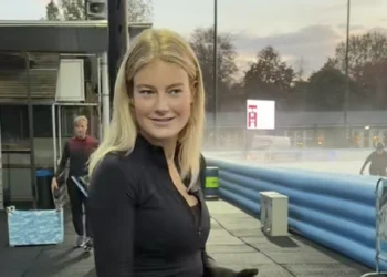 OEF: Juf Jitske verschijnt op het ijs en iedereen denkt aan Jutta Leerdam