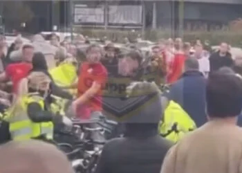 VIDEO: Supporters van IJsselmeervogels en Spakenburg met elkaar op de vuist na verhitte derby