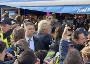 VIDEO: Geert Wilders heeft bizarre beveiliging nodig om Volendam te bezoeken