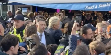 VIDEO: Geert Wilders heeft bizarre beveiliging nodig om Volendam te bezoeken
